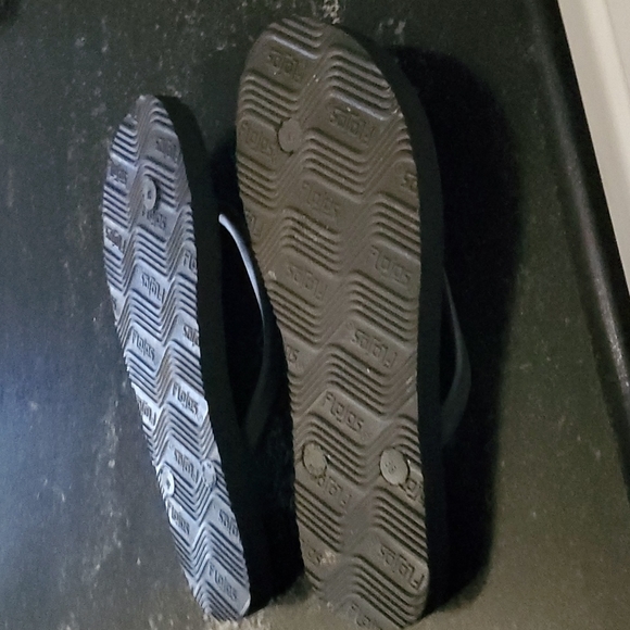 Everything Must Go! Flip-flops. By Flojos sz. 7 1/2 or 38. Black. Worn one time. - Picture 3 of 4